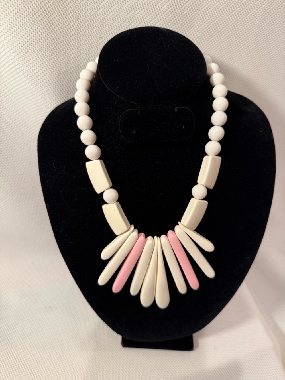 Lucite  necklace in pink and white lucite plastic with fan design MCM vintage